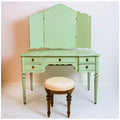 Tocador con espejo triple y patas torneadas en color verde, mueble de dormitorio de washablesofaco con diseño elegante.
