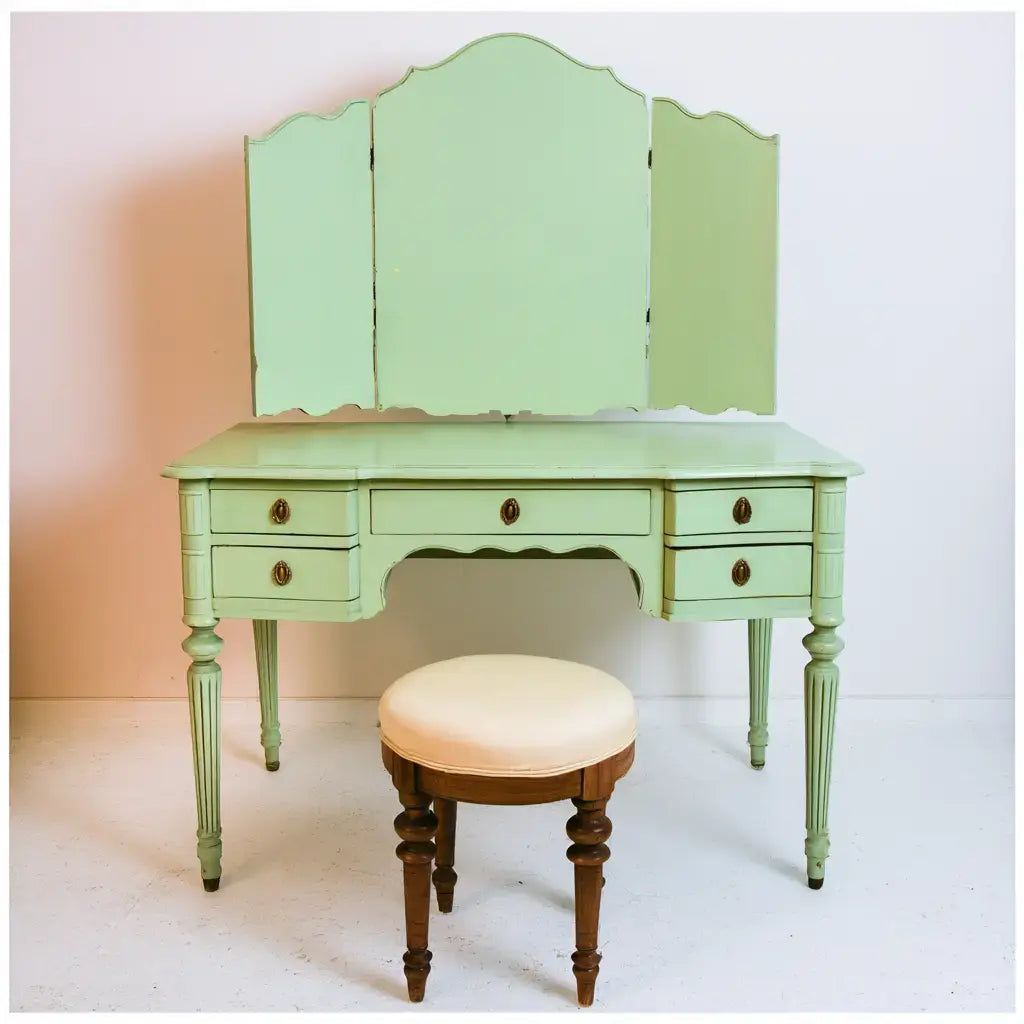 Tocador con espejo triple y patas torneadas en color verde, mueble de dormitorio de washablesofaco con diseño elegante.