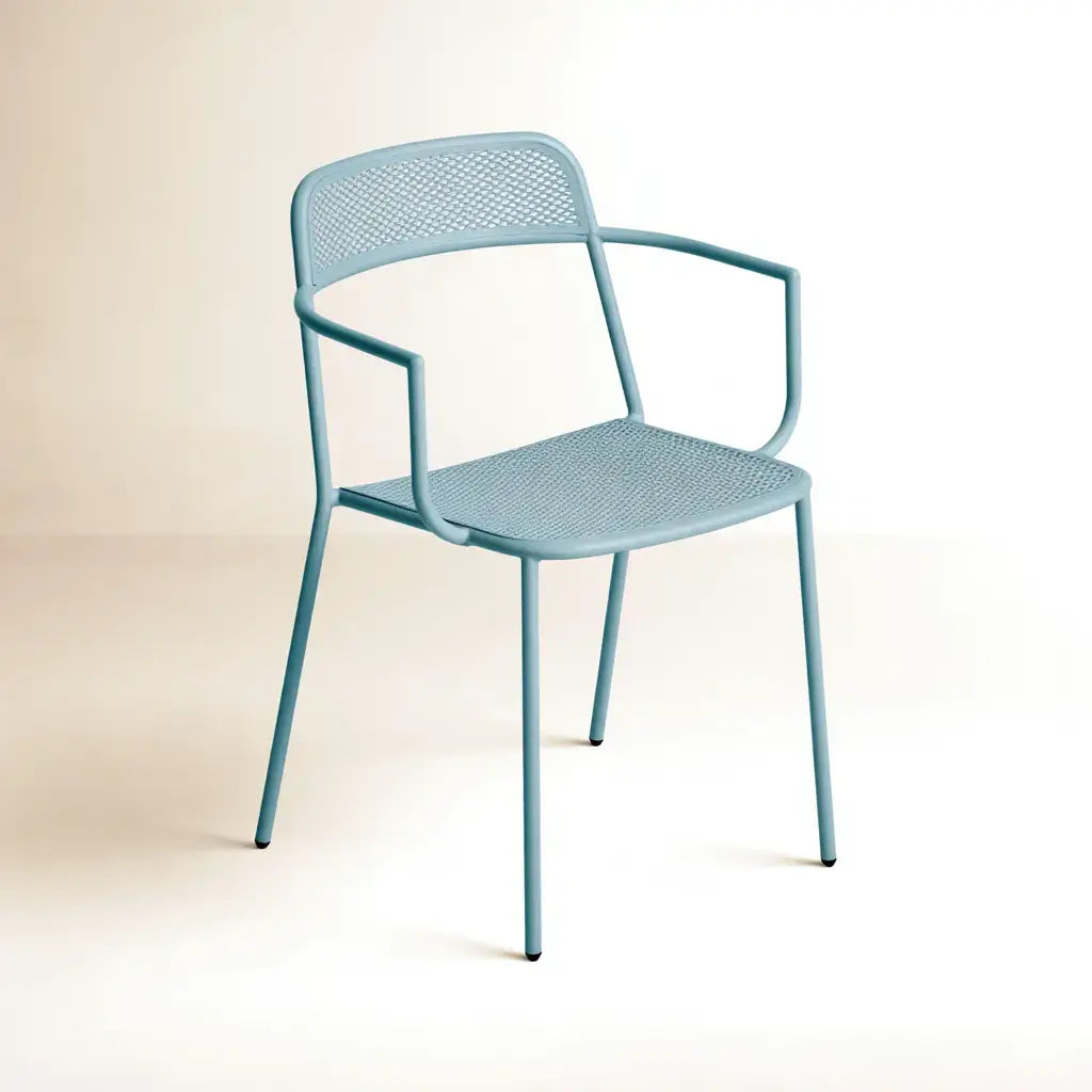 Silla azul con estructura fina y brazos rectos, de la marca washablesofaco, para comedor o oficina.