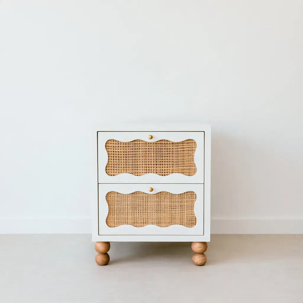 Mesita de noche con dos cajones de frente trenzado - blanco/beige
